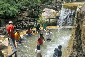 पर्यटकको आकर्षक गन्तव्य बन्दै कैलालीको आमपानी झरना