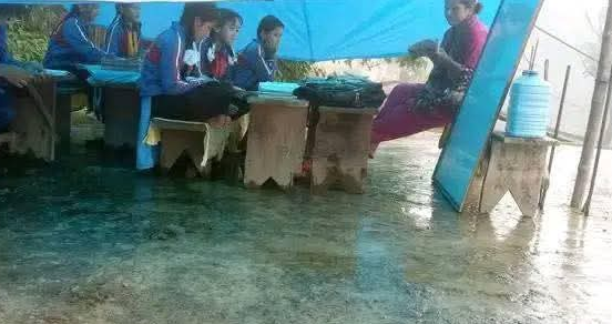 दार्चुलामा विद्यालय भवन जीर्ण हुँदा त्रिपाल मुनि कक्षा सञ्चालन