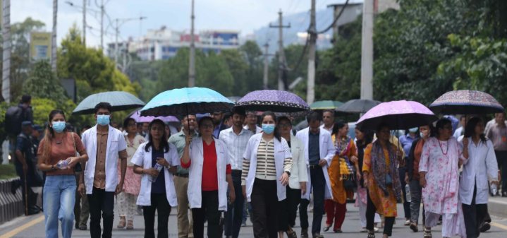 सेतो कोटसहित सडकमा डाक्टरहरू