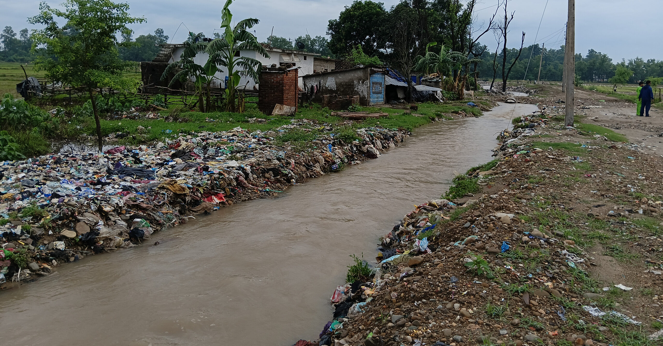 बाढीले धनगढीको फोहोर स्थानीयको घरखेतमा पुगेपछि नागरिक आक्रोसित