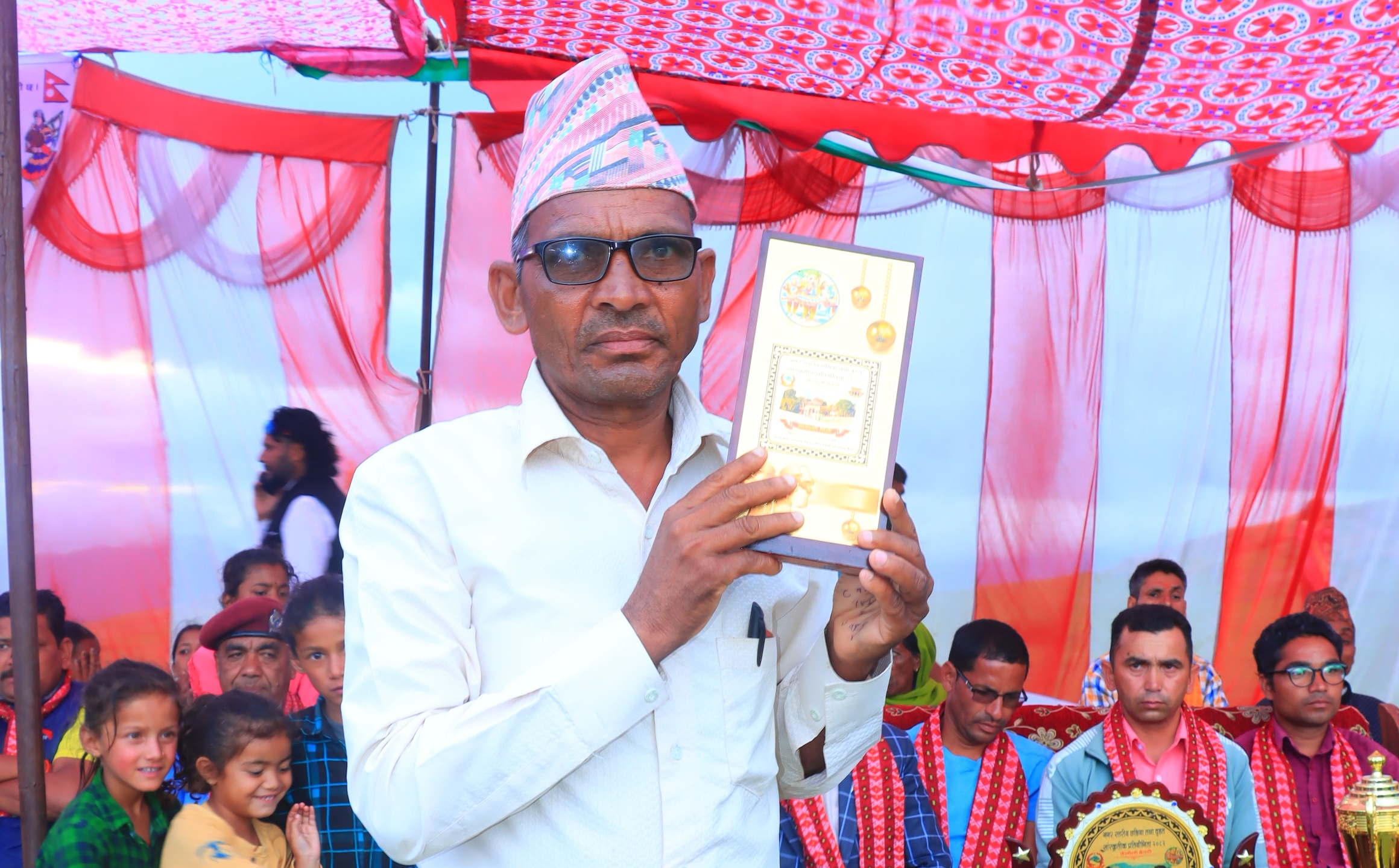 साहित्यकार लुहारलाई “माल महिम राम रत्ना” पुरुस्कार प्रदान गरिदैं !