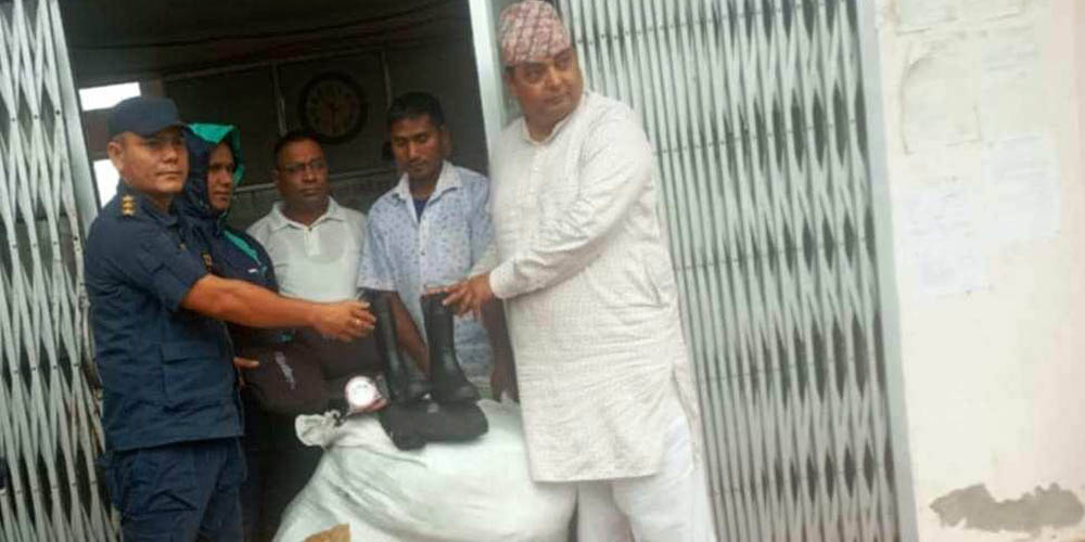 कञ्चनपुरको कृष्णपुर नगरपालिकाले प्रहरीका पाँच युनिटलाई गरे विपद् उद्धार सामग्री हस्तान्तरण