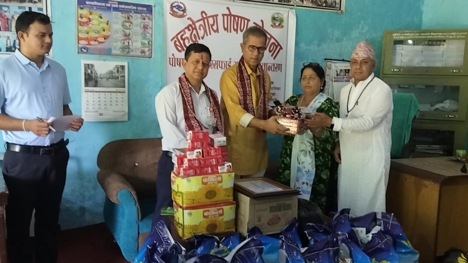 नगरपालिकाद्धारा सेभ हाउस र सुप समावेशी विद्यालयलाई खाद्यान्न हस्तान्तरण