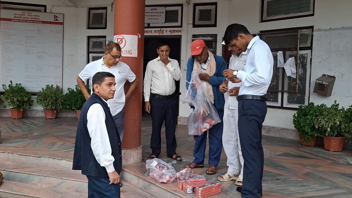 कैलाली कञ्चनपुरका नाकावाट नक्कली स्टिकर सहितको खुकुरी चुरोट खुलेआम नेपाल भित्र्याइँदै