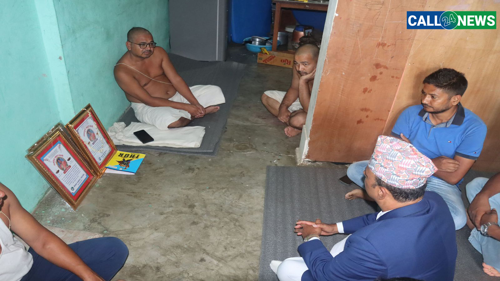 किरियामा बसेका पत्रकार मिन बमलाई मन्त्री दीपक खड्काको भेट र समवेदना