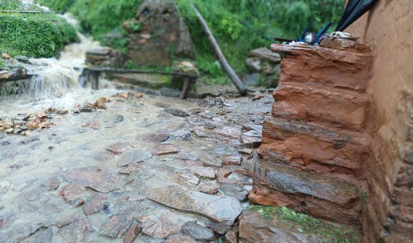 बैतडीको पुर्चौडीमा अवस्थीगाउँको मैनगडे खोलाको बहाव गाउँतिर पसेपछि…
