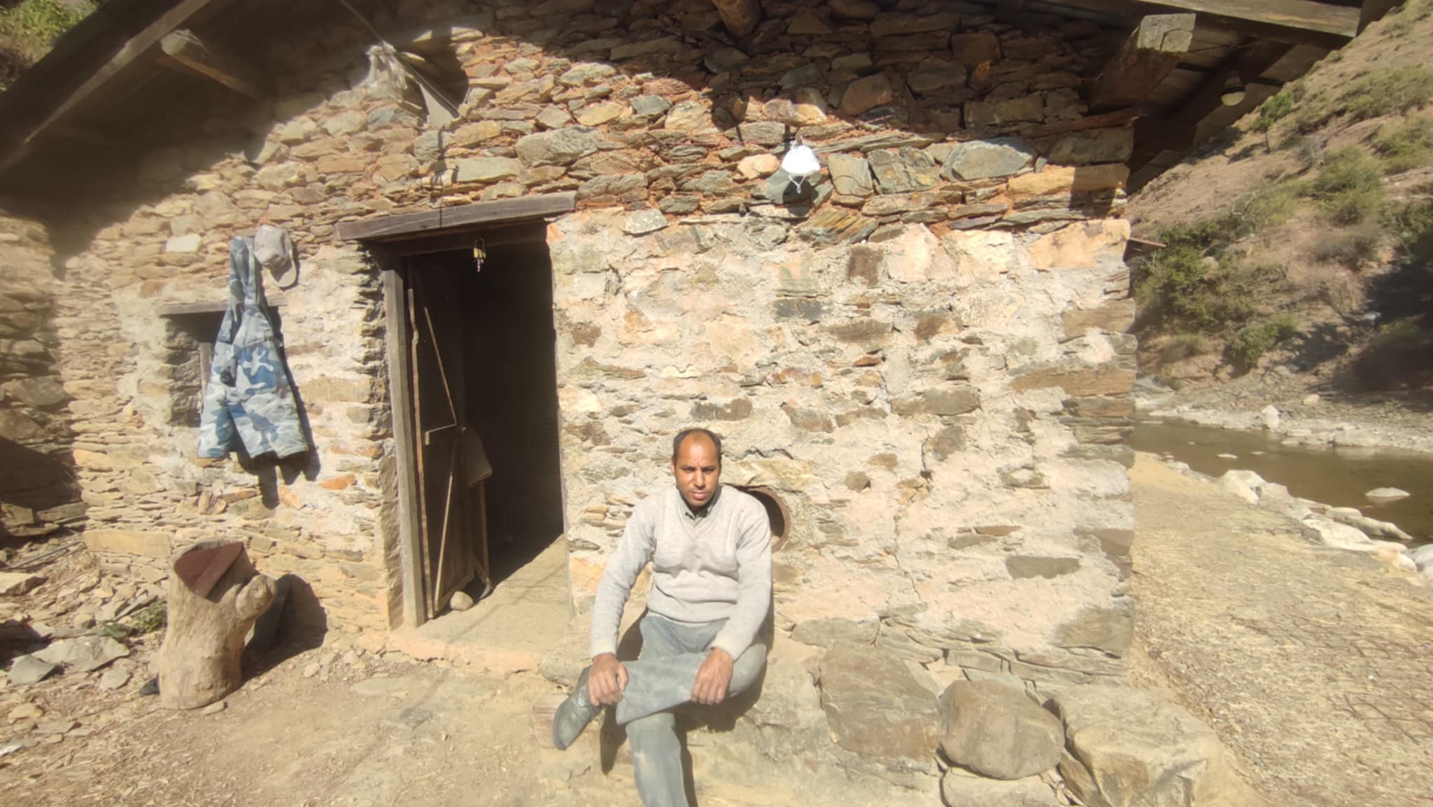 बिदेश छोडेर गाउँमै व्यावसायिक घट्टबाटै मनज्ञ आम्दानी गर्छन् बैतडीका भण्डरी