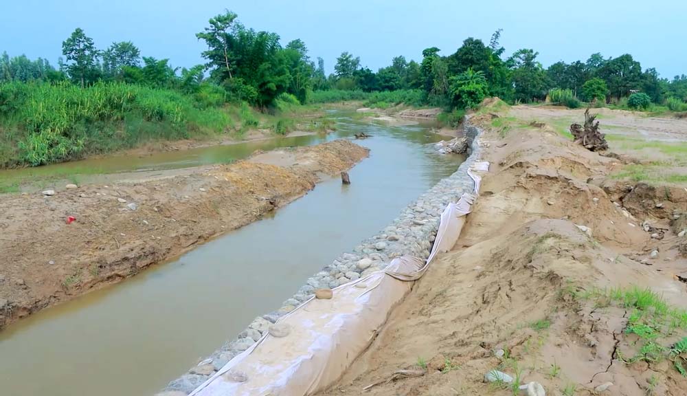 ४४ लाख रुपियाँ खर्चेर बनाइएको तटबन्ध खेतबाटै झरेको पानीले  महिना नपुग्दै भत्कियो
