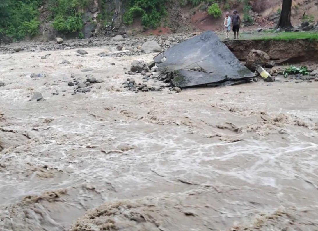 गोदावरीमा नदीमा फसेका ६ जनाको सकुशल उद्धार