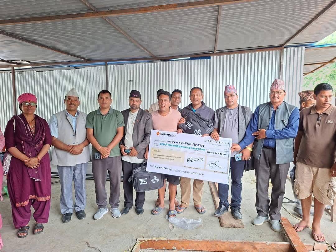 बाजुराको बुढीगंगा ६ बाम्काका आगलागी पीडितलाई राहत वितरण