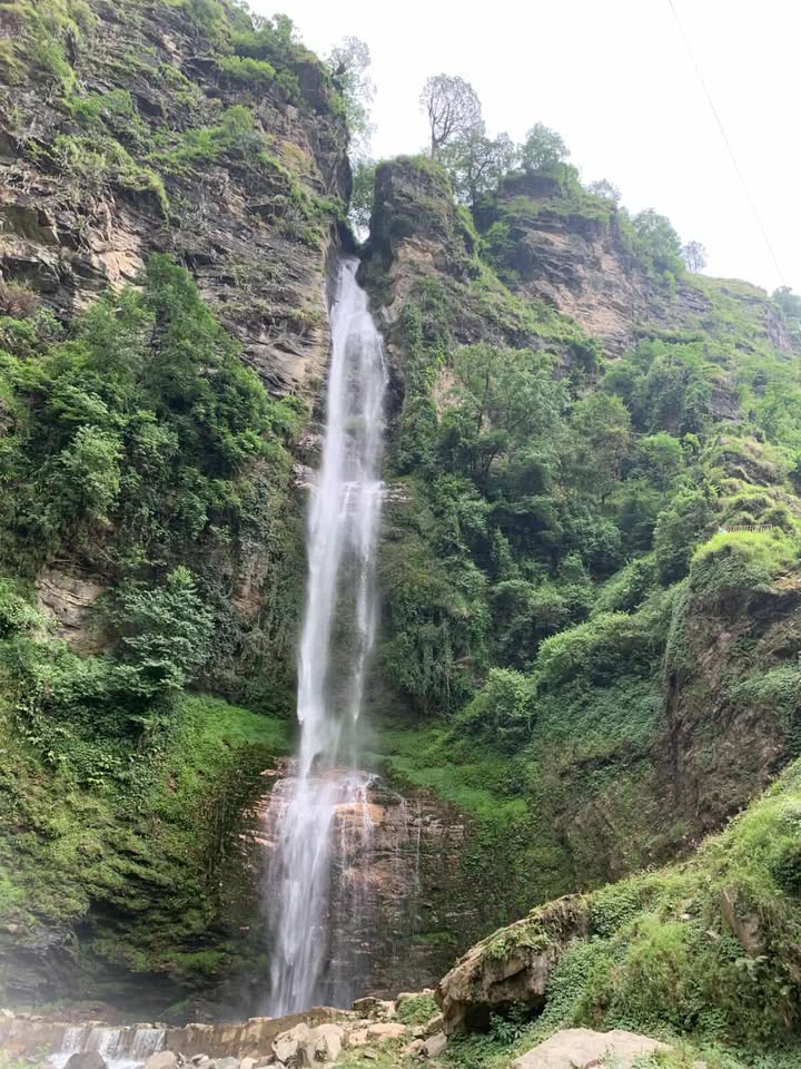 बाजुराको विरेखोला झरना आन्तरिक पर्यटकको रोजाई बन्दै