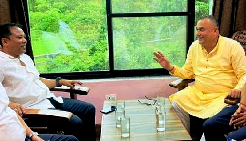 देउवाकाे सन्देश सुनाउन मुख्यमन्त्री शाह पुगे रेशम चौधरीकाे घर बर्दियामा