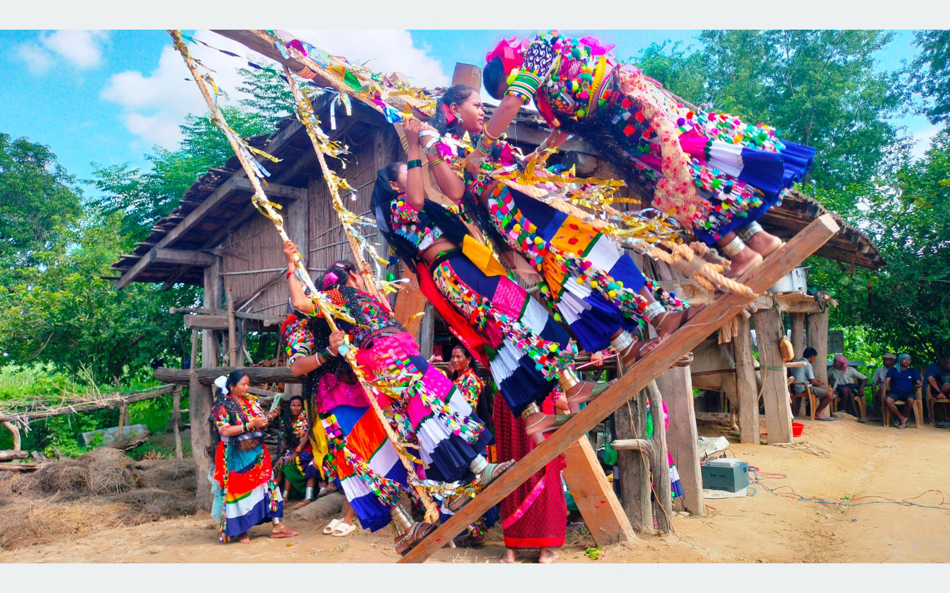 सावनको डोलामा रमाउँदै राना थारु समुदायका महिलाहरु