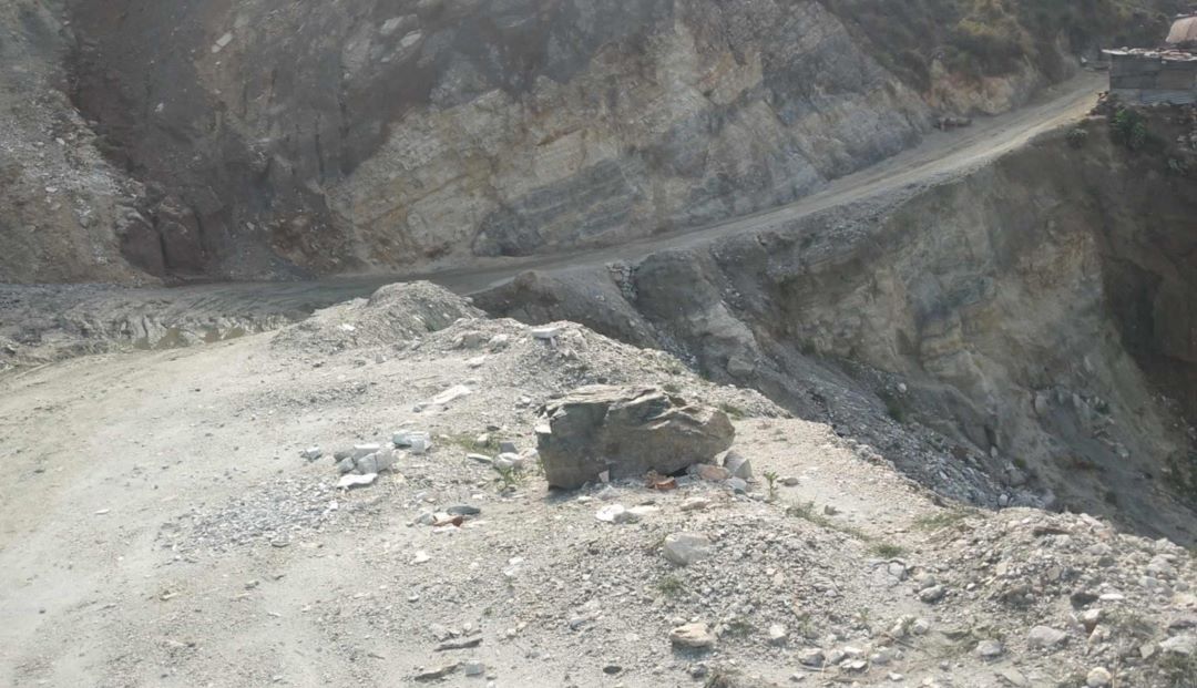 वर्खा सुरु भएसँगै बाजुराको मार्तडी–कोल्टी सडक अवरुद्ध