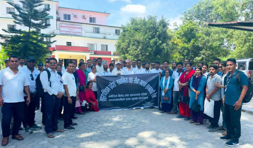 सुदूरपश्चिमका स्वास्थ्यकर्मीको माग, हाम्रो सेवा ऐन अनुसार समायोजन गर्न प्रदेशलाई बुझाए ज्ञापनपत्र