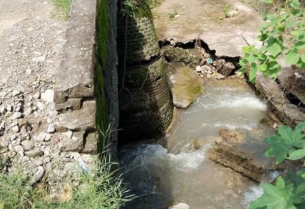 टोटीखोलाको पुल जीर्ण, जोखिम मोलेर हिँड्नुपर्ने बाध्यता