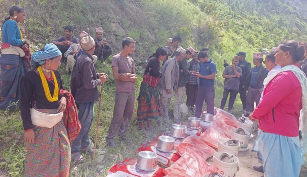 बाजुराका बाढीपहिरोपीडितलाई राहत वितरण