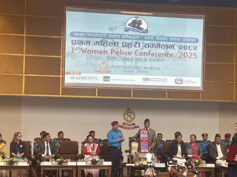 प्रहरीमा महिला प्रहरीको संख्या अझै बढाउनुपर्छ : गृहमन्त्री लेखक