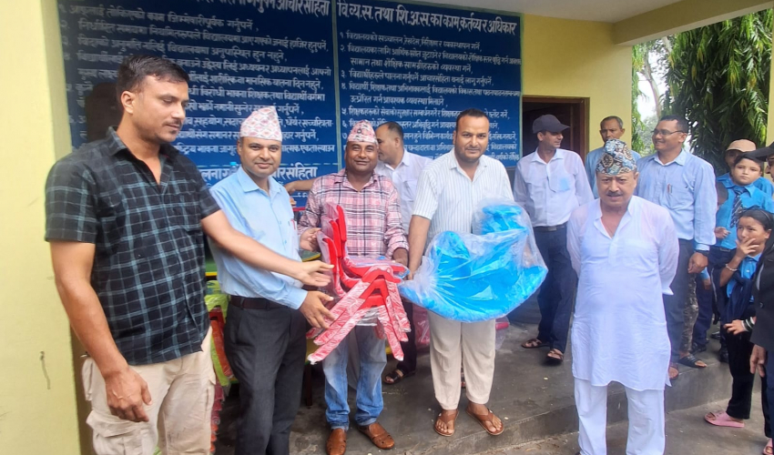 धनगढी स्थित ठेकेराज माविलाई पालिकाको सहयोगमा भौतिक सामग्री हस्तान्तरण