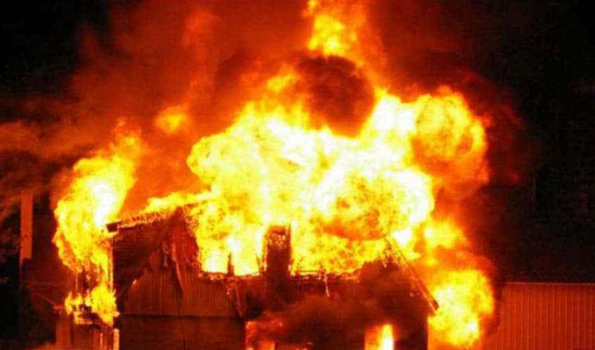 अछामको एक घरमा आगलागी हुँदा दुई लाख ६८ हजार बराबरको क्षति  