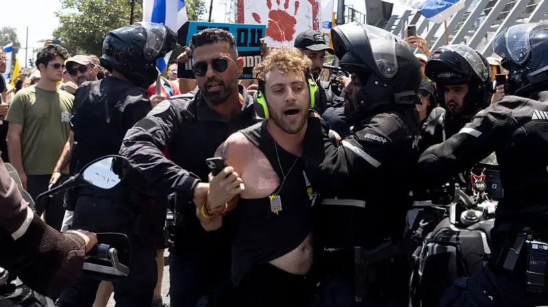 गाजामा युद्धविराम र बन्दी रिहाइको माग गर्दै इजरायलमा प्रदर्शन