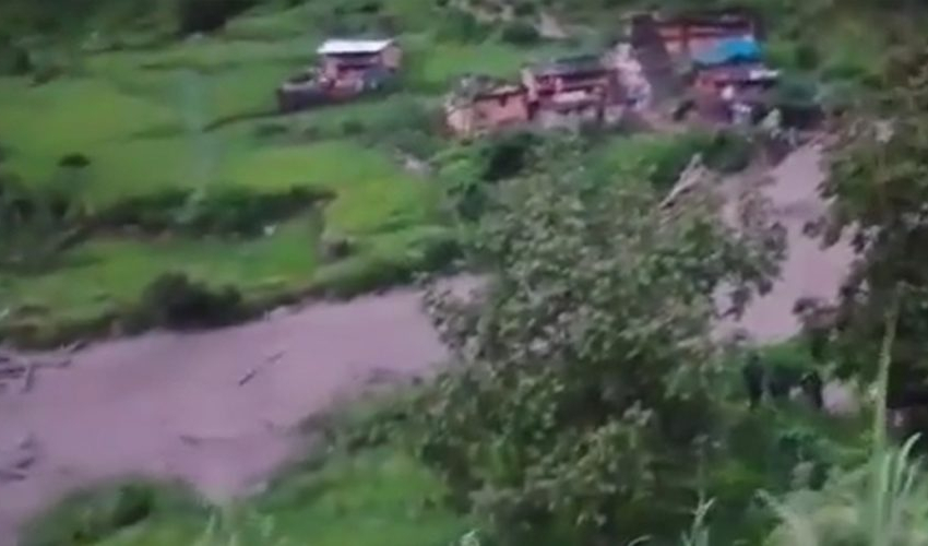 बाजुरामा बाढीले २ घर बगायो