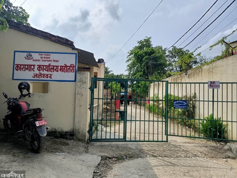 १८ इन्च भुइँमा कसरी सुत्लान् महोत्तरी कारागारका कैदीबन्दी ?