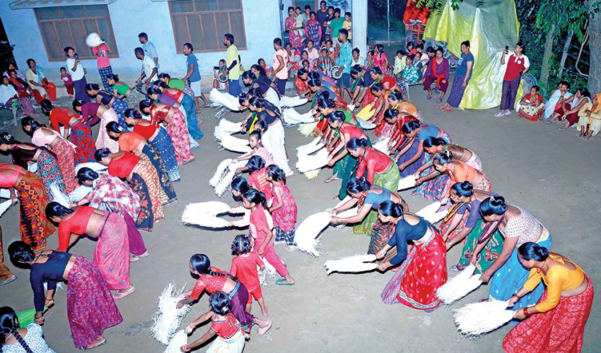 थारू बस्तीमा मौलिक सखिया नाच सुरु