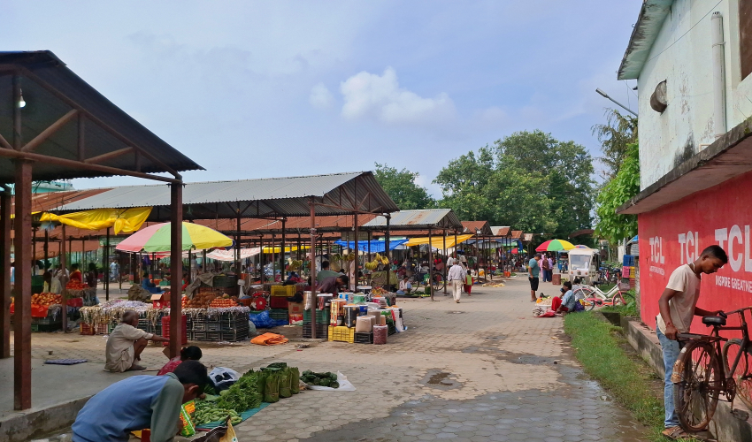 धनगढीमा पसलहरू क्रमिक रूपमा खुल्दै, हाटबजारमा कारोबार