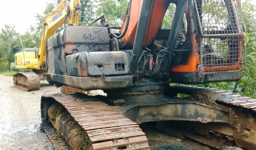 बैतडीमा जेन्जीको नाममा नगरपालिकाको एक्स्काभेटरमा आगजनी