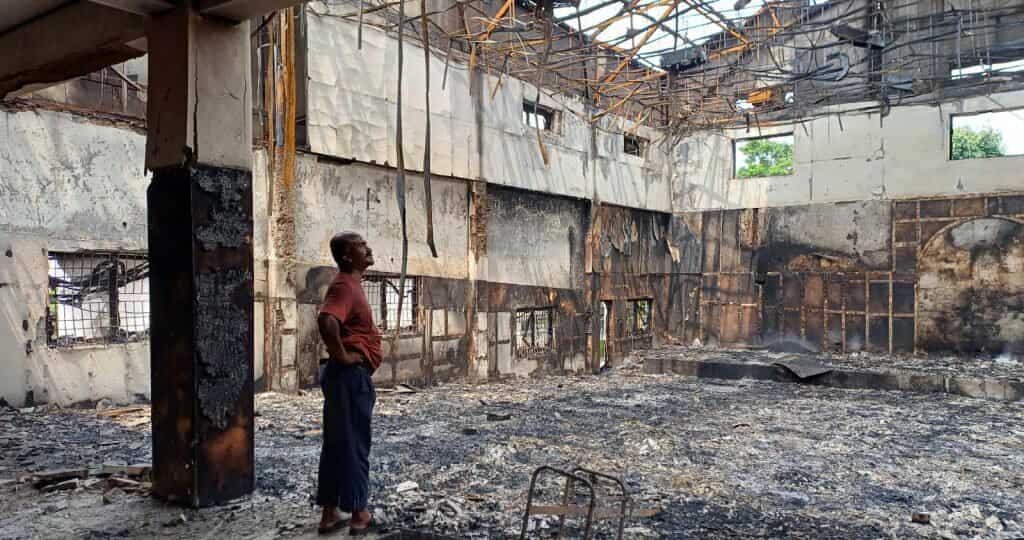 ध्वस्त भयो कोशीको प्रदेश सभा, आगोले नभेटेका सामान चोरी