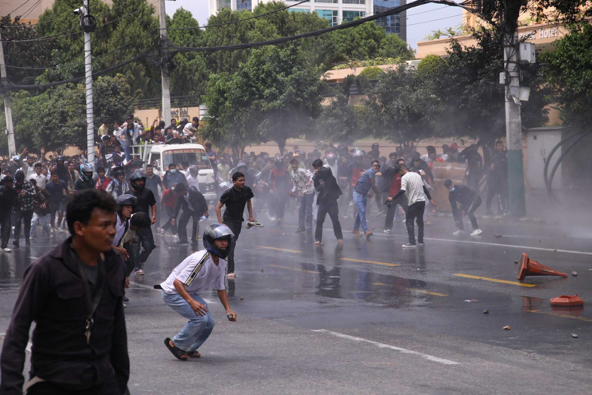 मृतक जेनजी पुस्ताको संख्या १६ पुग्यो, गम्भिर घाइते एम्बुलेन्सले मात्रै ५० बढि ओसारेको दाबी