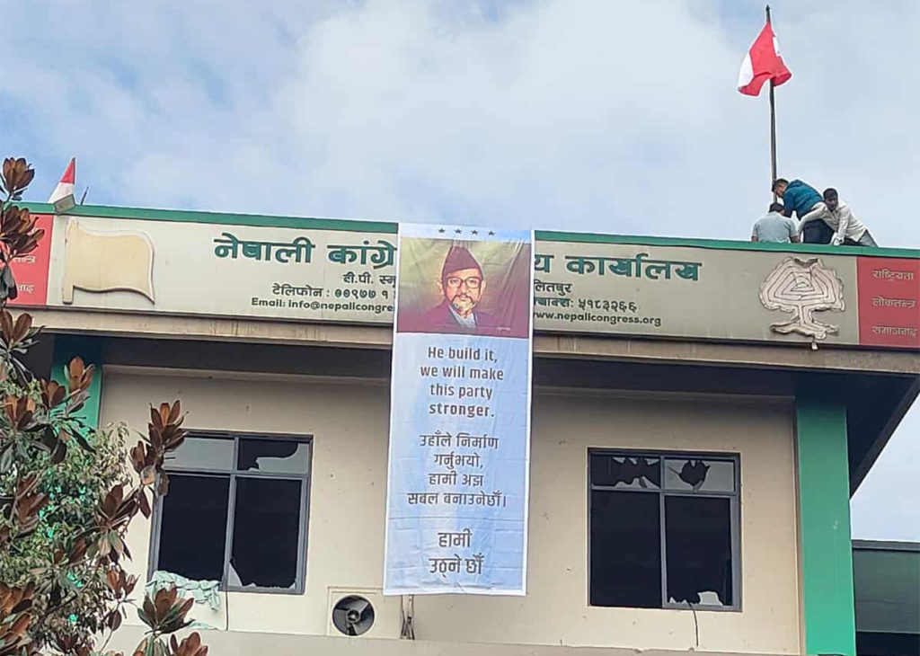 कांग्रेस कार्यकर्ताले केन्द्रीय कार्यालयमा राखे झण्डा र बीपीको फोटो, लेखे– हामी उठ्ने छौं