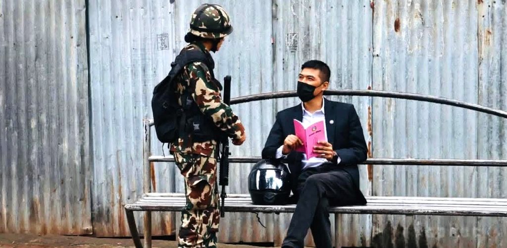 कर्फ्यूको बेलामा माइतीघरमा संविधान पढिरहेका वकिल