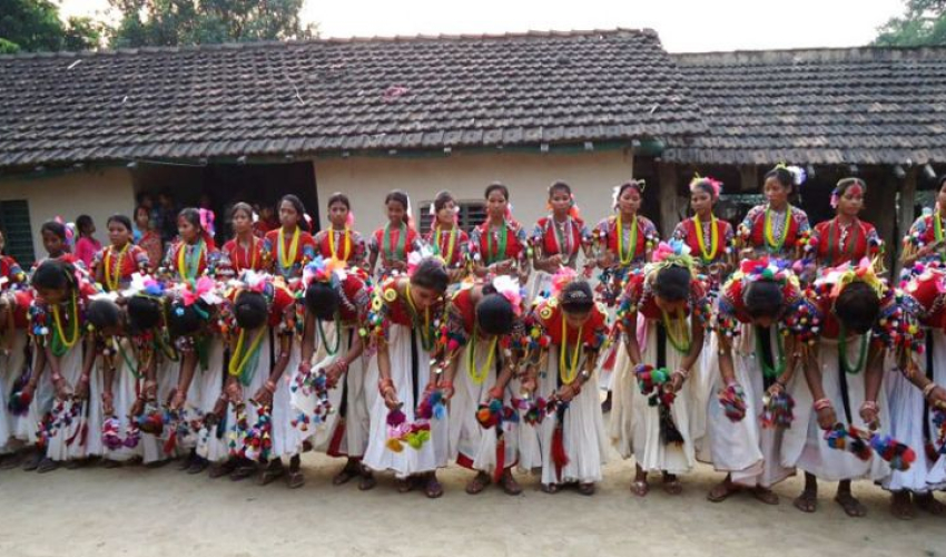 दसैँको रौनकसँगै थारू बस्तीमा गुञ्जियो सखिया नाच