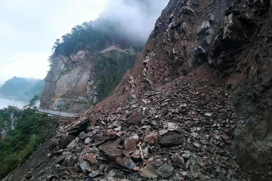 तुइन खोलामा खसेको पहिरोका कारण नारायणगढ-मुग्लिन सडक अवरुद्ध