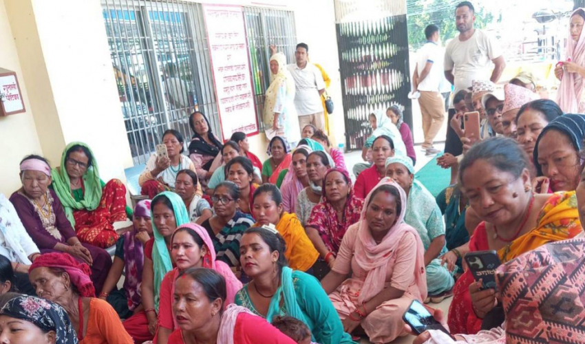 तटबन्धको माग गर्दै धर्नामा, राहत होइन तटबन्ध चाहियो