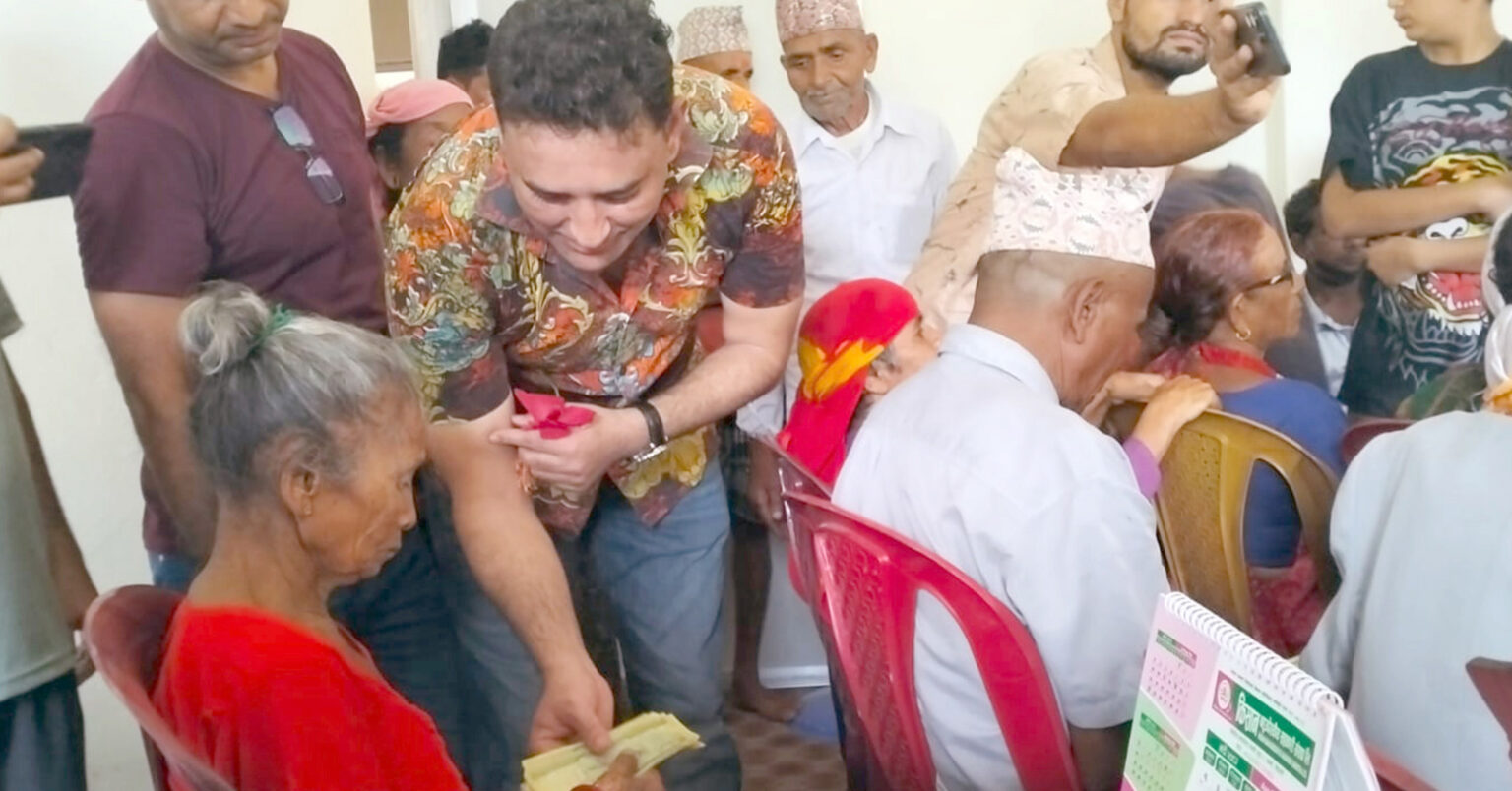 नौ वर्षदेखि आफूले पाउने भत्ताको रकम ज्येष्ठ नागरिकलाई वितरण गर्दै वडाध्यक्ष कुँवर