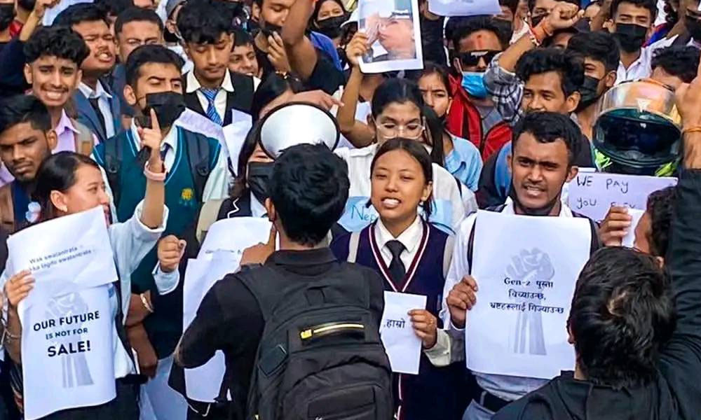 बुढा नेतालाई खबरदारी गर्दै सडकमा जेनजीहरू भनिरहेका छन्– हाम्रो भविष्य बिक्रीका लागि होइन