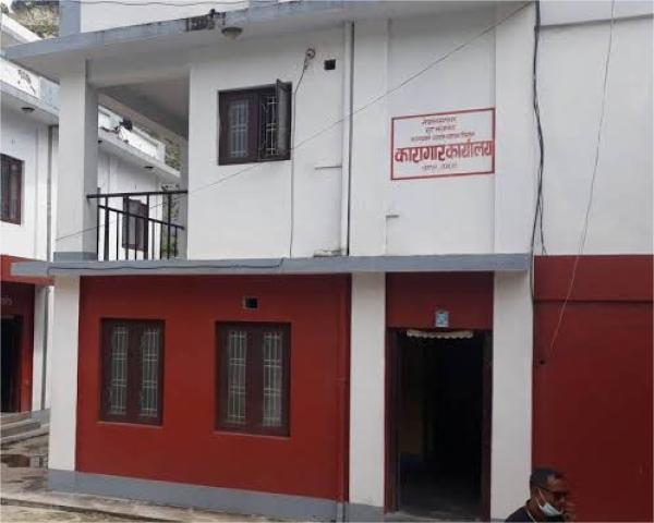 बझाङमा प्रहरी नियन्त्रणमा लिन खोज्दा भीरबाट हाम फालेका कैदी गम्भीर घाइते