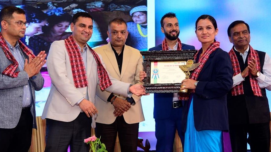 उत्कृष्ट नर्स अवार्डले सम्मानित भइन् बैतडीकी अनमी पुजारा
