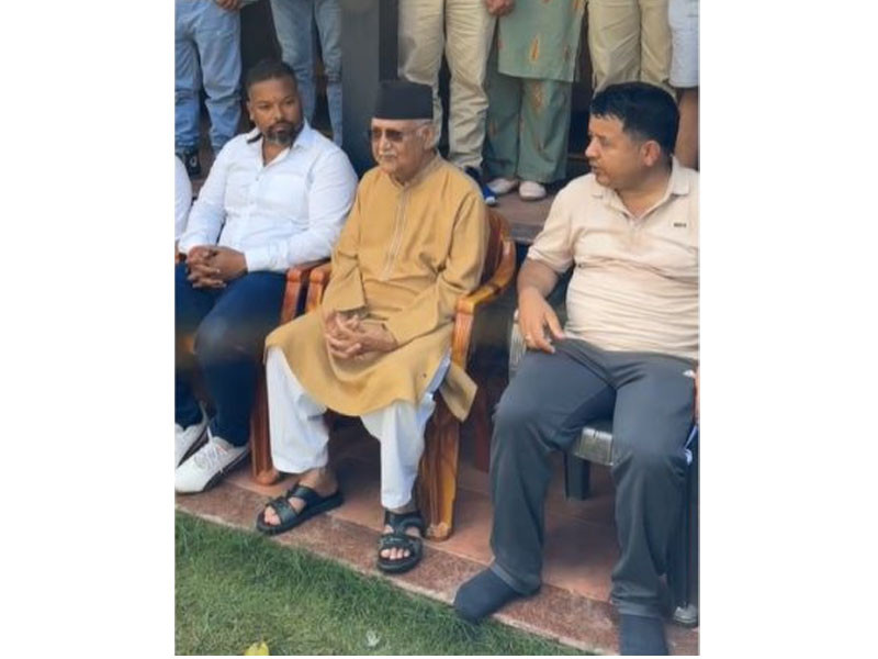 महेश बस्नेतलाई दायाँ राखेर गुन्डुमा सार्वजनिक भए ओली