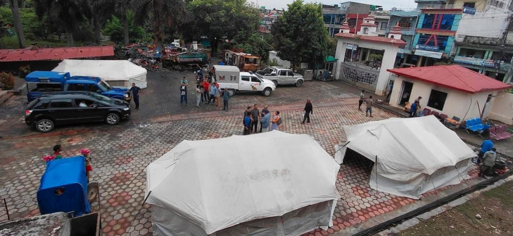 तुलसीपुर उपमहानगरपालिकाले दियो त्रिपाल टाँगेर सेवा