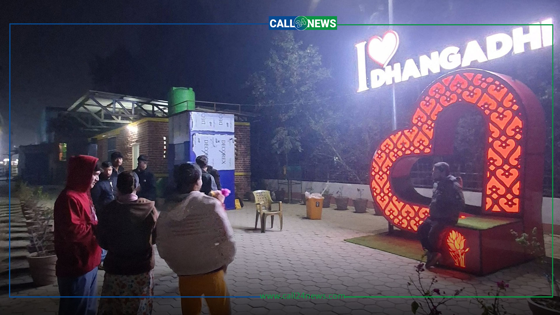 भाइरल हुँदै ‘आई लभ धनगढी’, राती पनि लाग्छ फोटो खिचाउनेको भीड (फोटो फिचर)