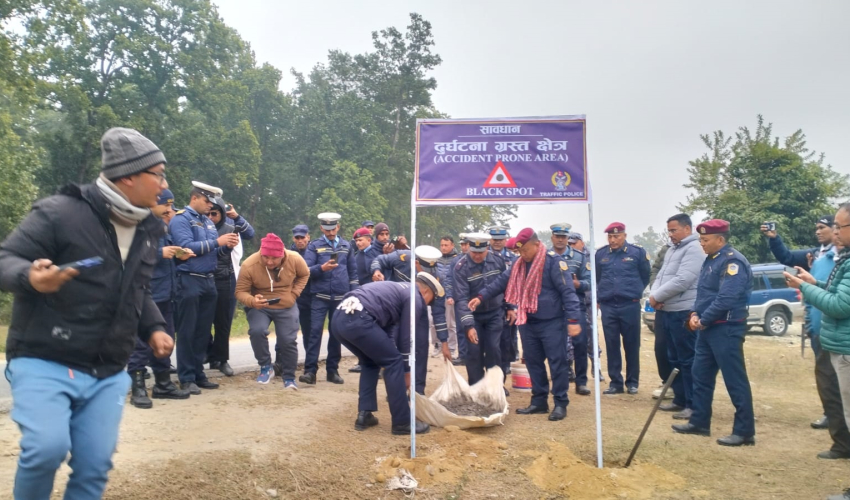 कञ्चनपुरका राजमार्गमा सवारी दुर्घटना न्यूनीकरणका लागि ‘ब्ल्याक स्पोट प्वाइन्ट’ बोर्ड स्थापना