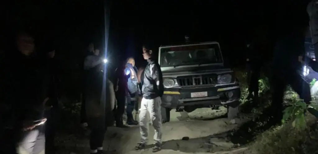 एम्बुलेन्सबाट गाँजा ओसारपसार, २ जनालाई पक्रन प्रहरीले चलायो गोली