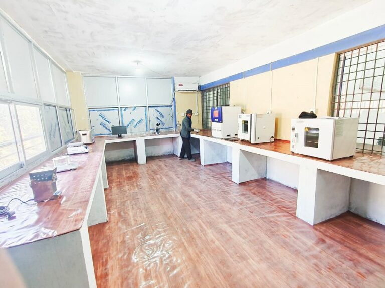 जिल्ला अस्पताल बाजुरामा पहिलो पटक माईक्रोवायलोजी  ल्यावसेवा सुरु 