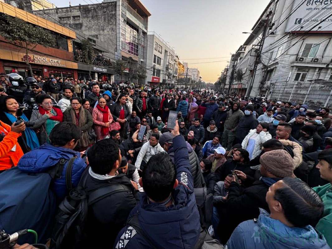 निर्वाचन आयोगमा गगन-देउवा दुवै पक्षको प्रदर्शन (तस्बिरहरू)