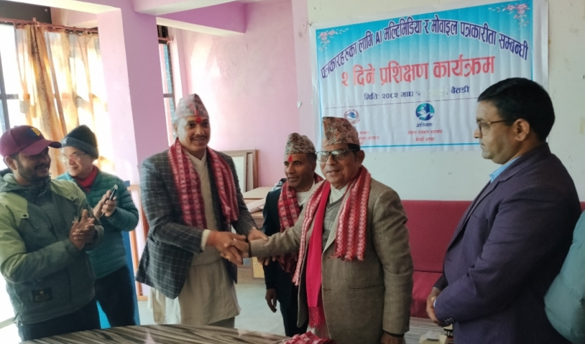 बैतडीमा मोबाईल पत्रकारिता सम्बन्धी प्रशिक्षण सुरु