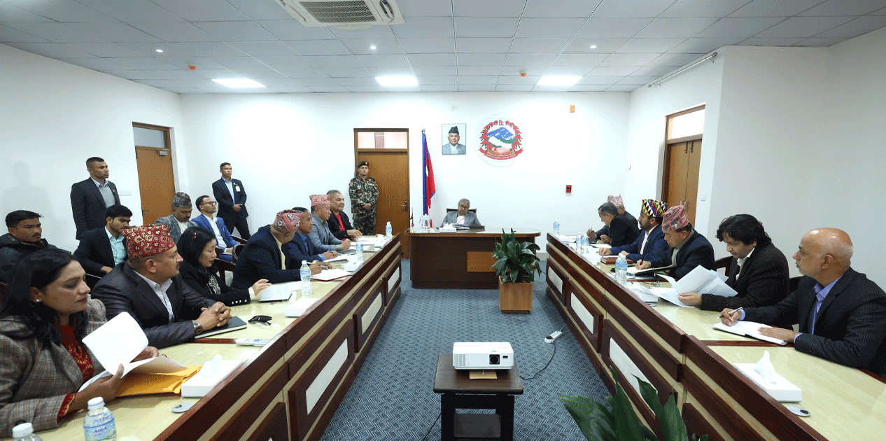 प्रधानमन्त्री कार्कीसहित सरकारी टोलीद्वारा दुर्गा प्रसाईँसँग छलफल